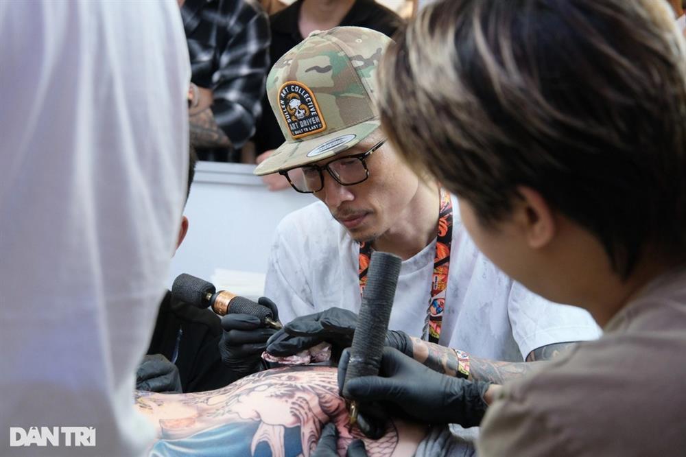 Chàng trai Anh chịu đau liên tục 20 tiếng, xăm kín lưng vì bạn gái Việt-3
