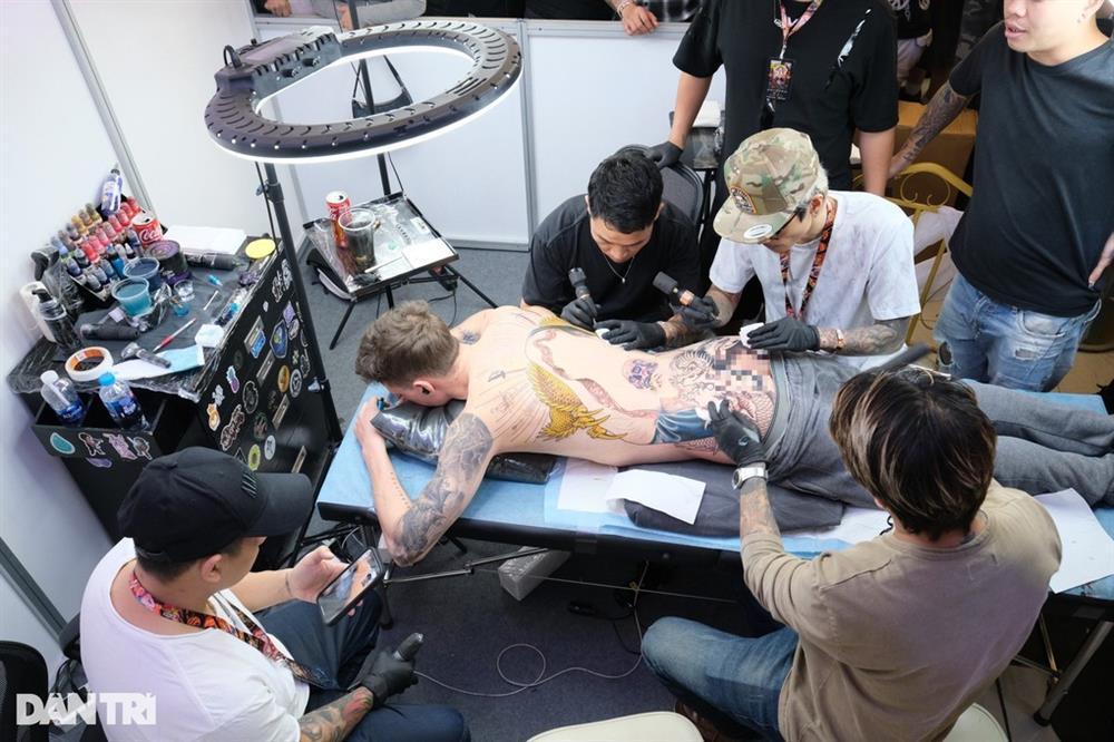 Chàng trai Anh chịu đau liên tục 20 tiếng, xăm kín lưng vì bạn gái Việt-4