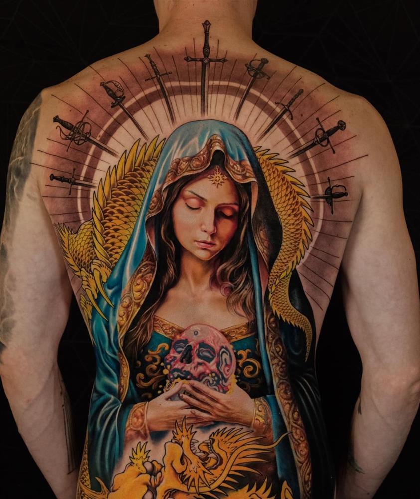 Chàng trai Anh chịu đau liên tục 20 tiếng, xăm kín lưng vì bạn gái Việt-5