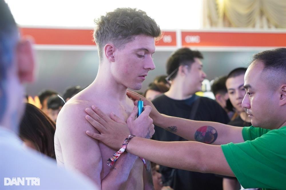 Chàng trai Anh chịu đau liên tục 20 tiếng, xăm kín lưng vì bạn gái Việt-6