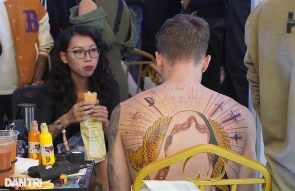 Chàng trai Anh chịu đau liên tục 20 tiếng, xăm kín lưng vì bạn gái Việt-7