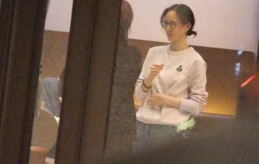 Đệ nhất mỹ nhân Đài Loan Trương Quân Ninh bị tóm sống khi qua đêm với đạo diễn kém 3 tuổi-2