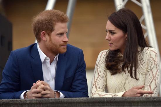 Từng là người hòa giải cho William và Harry, giờ mối quan hệ giữa Kate và em chồng không thể cứu vãn