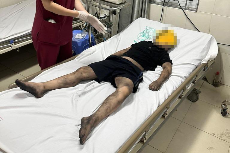 Cảnh sát PCCC kể lại phút cứu 2 bà cháu mắc kẹt trong ngôi nhà cháy-5