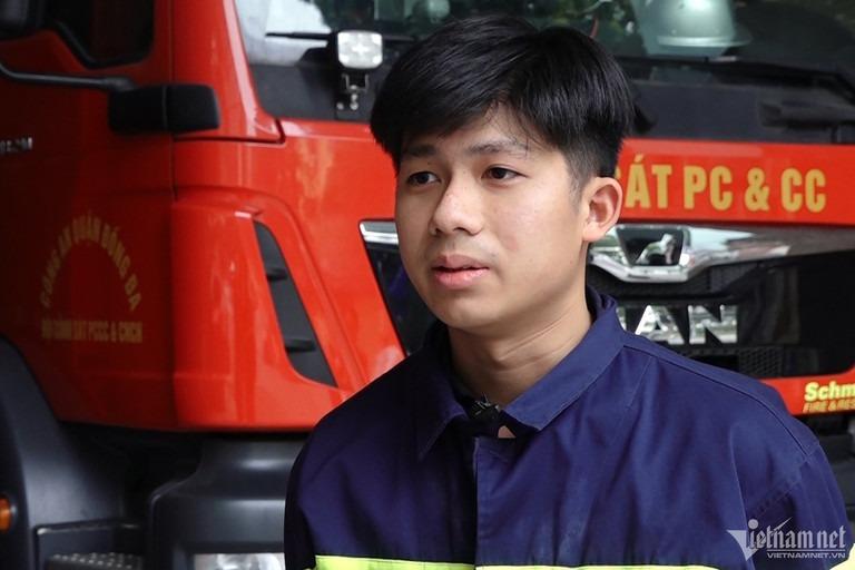 Cảnh sát PCCC kể lại phút cứu 2 bà cháu mắc kẹt trong ngôi nhà cháy-6