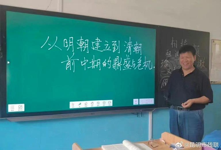 Mất tay phải trong tai nạn, thầy giáo luyện viết tay trái để đứng lớp hơn 30 năm-1