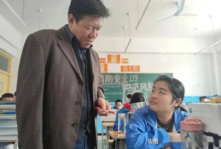 Mất tay phải trong tai nạn, thầy giáo luyện viết tay trái để đứng lớp hơn 30 năm-2