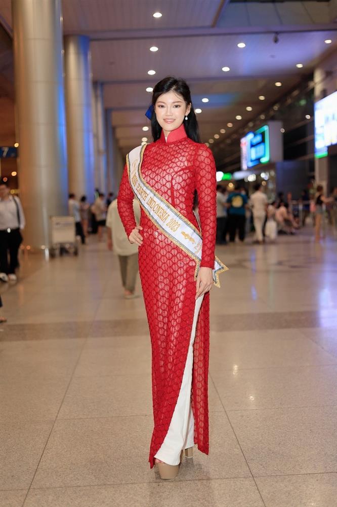 Loạt thí sinh Miss Earth 2023 diện áo dài khi đến Việt Nam-4