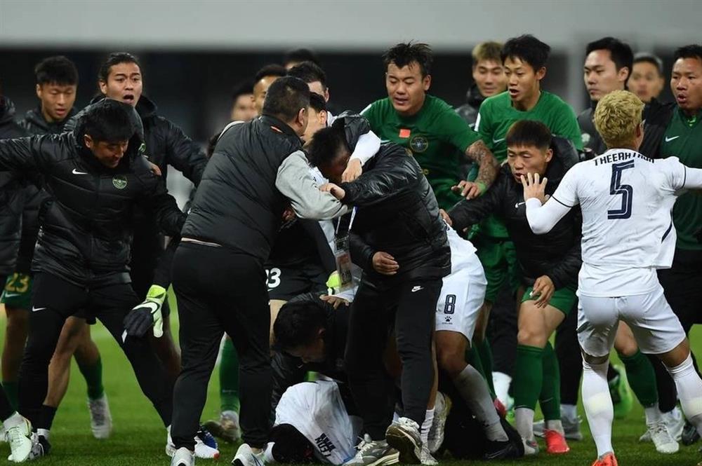 Hé lộ nguyên nhân vụ hỗn chiến của cầu thủ Thái Lan và Trung Quốc-1