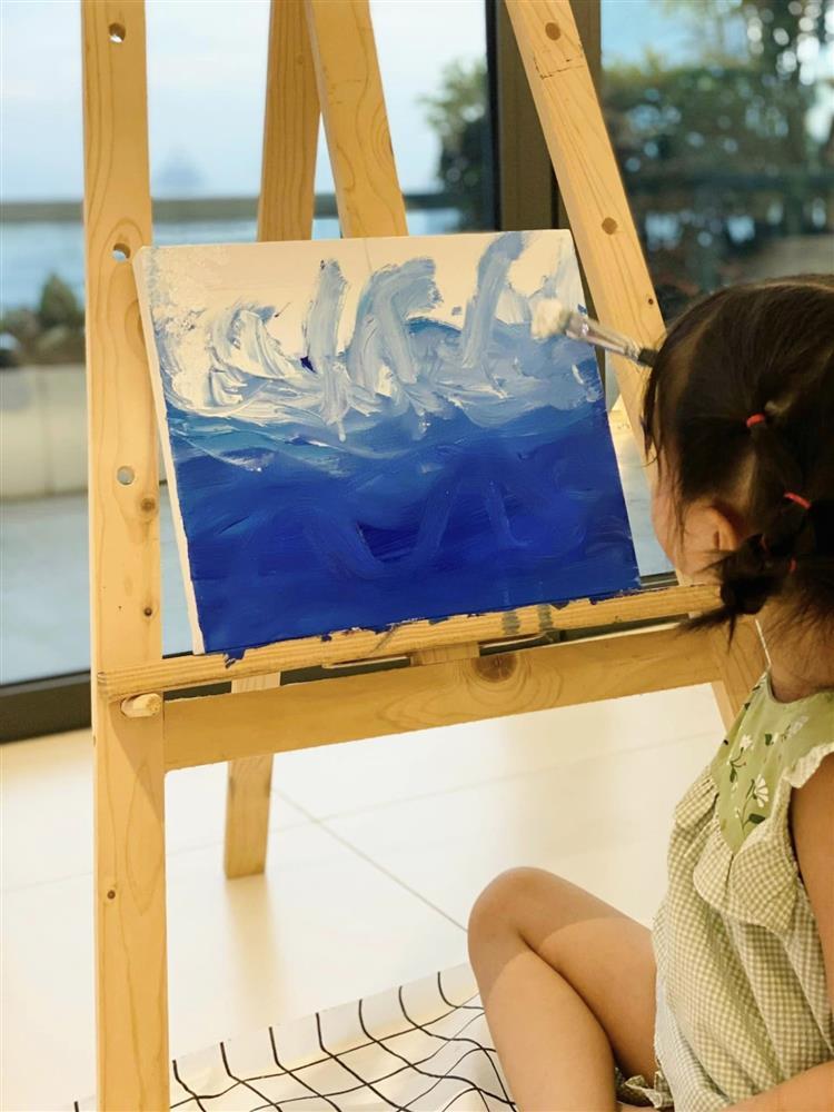 Mới 5 tuổi, con gái nhà Đặng Thu Thảo đã bộc lộ tài năng hội họa tài ba, được mẹ đầu tư học phí đắt đỏ!-2