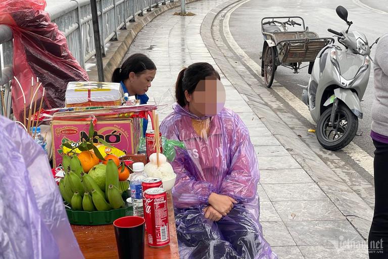 Vợ trẻ thẫn thờ ngồi ở chân cầu Bãi Cháy, thắp hương chờ tìm chồng-1