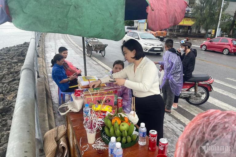 Vợ trẻ thẫn thờ ngồi ở chân cầu Bãi Cháy, thắp hương chờ tìm chồng-2