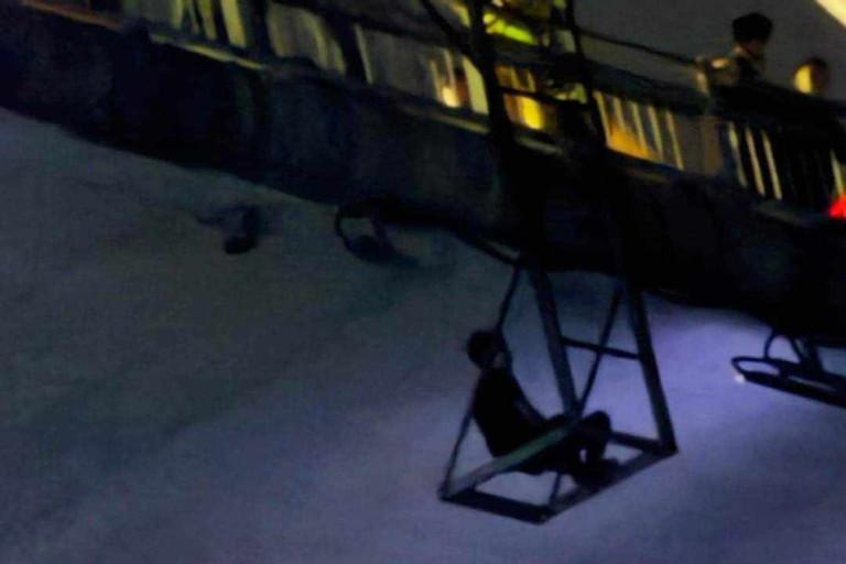 Vợ trẻ thẫn thờ ngồi ở chân cầu Bãi Cháy, thắp hương chờ tìm chồng-3