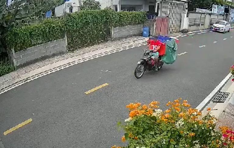 Shipper ở TP.HCM hét lớn khi bị cướp xe máy và hàng chục gói hàng-1