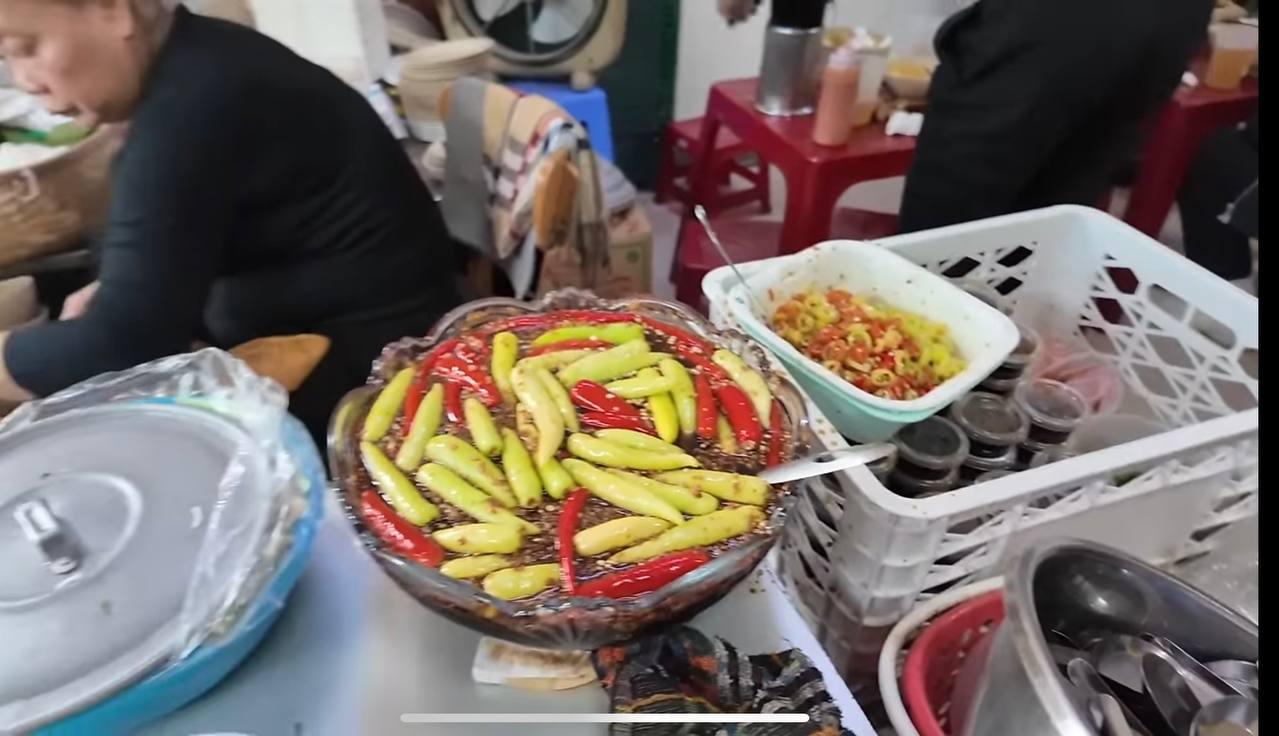 Khoa Pug đến hàng bún chửi nổi tiếng tại Hà Nội và nhận điều bất ngờ khi ra về-4