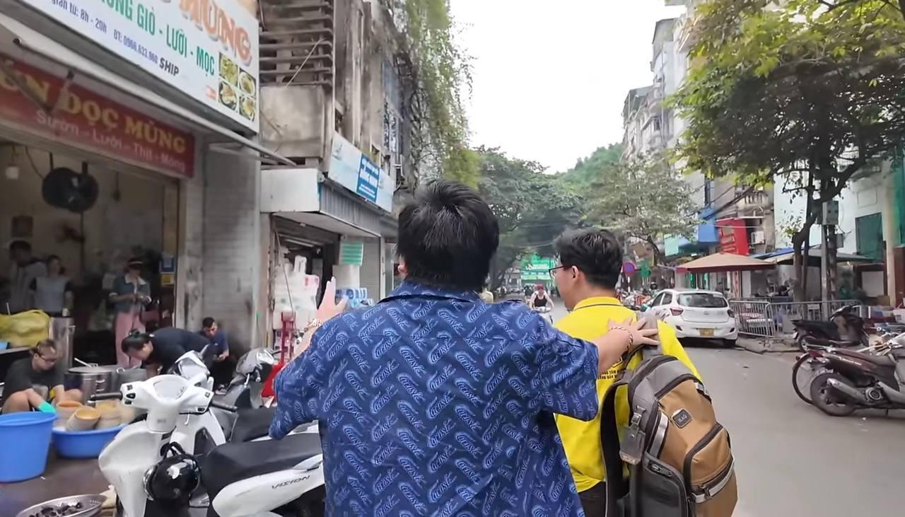 Khoa Pug đến hàng bún chửi nổi tiếng tại Hà Nội và nhận điều bất ngờ khi ra về-1