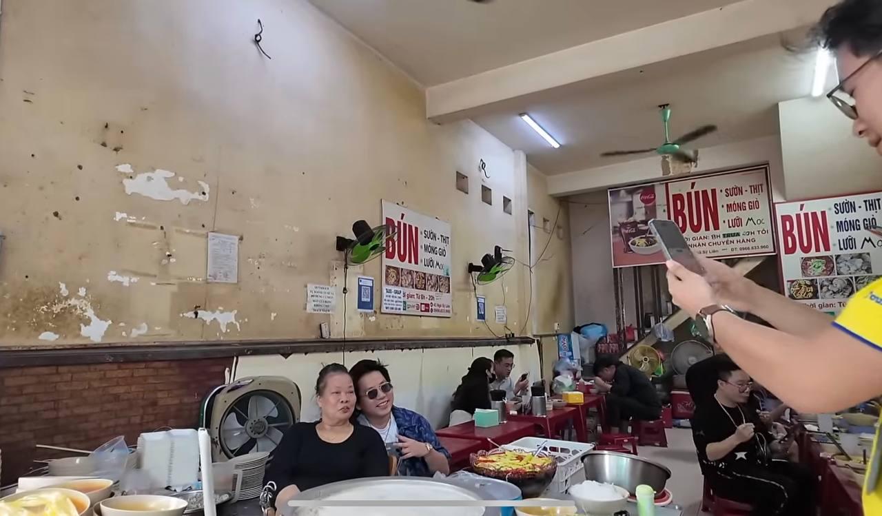 Khoa Pug đến hàng bún chửi nổi tiếng tại Hà Nội và nhận điều bất ngờ khi ra về-5