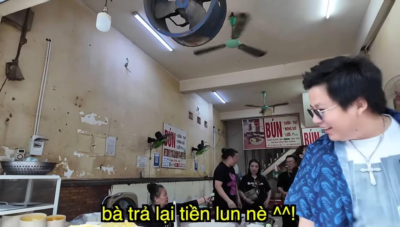 Khoa Pug đến hàng bún chửi nổi tiếng tại Hà Nội và nhận điều bất ngờ khi ra về-6