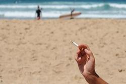 Pháp cấm hút thuốc trên bãi biển và trong công viên