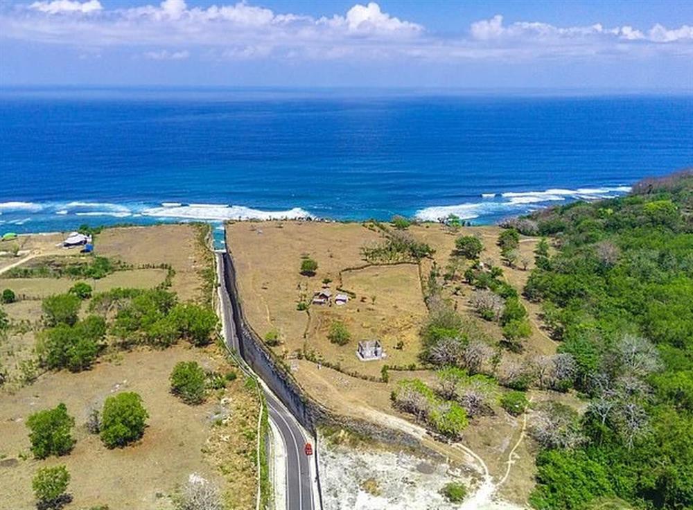 Đường bị xẻ ngang nằm lọt giữa vách đá dựng đứng 90 độ hút triệu lượt xem-1