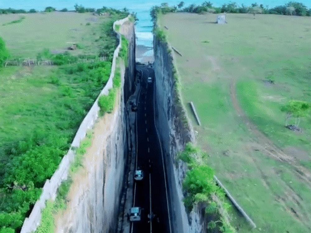 Đường bị xẻ ngang nằm lọt giữa vách đá dựng đứng 90 độ hút triệu lượt xem-2