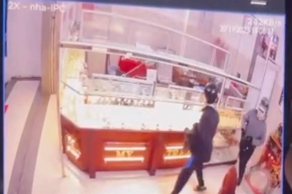 Tên cướp tiệm vàng nổ súng bắn công an, tự gây tai nạn tử vong-1