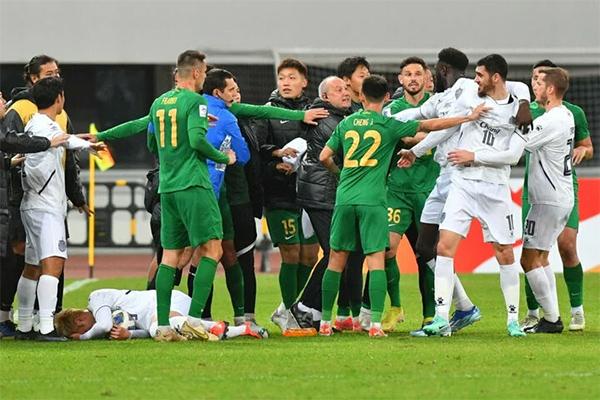 Nguy cơ bị cấm dự VCK Asian Cup 2024 với đội trưởng tuyển Thái Lan sau vụ ẩu đả chấn động-3