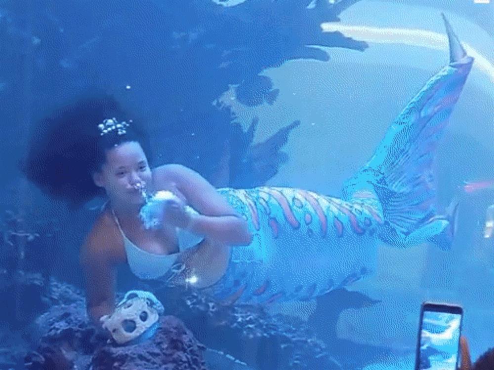 Nàng tiên cá suýt bị đuối nước, thoát chết nhờ xử lý thông minh-1