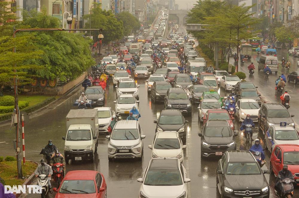 Người Hà Nội sáng nay 'hứng' trọn mưa, rét, tắc đường