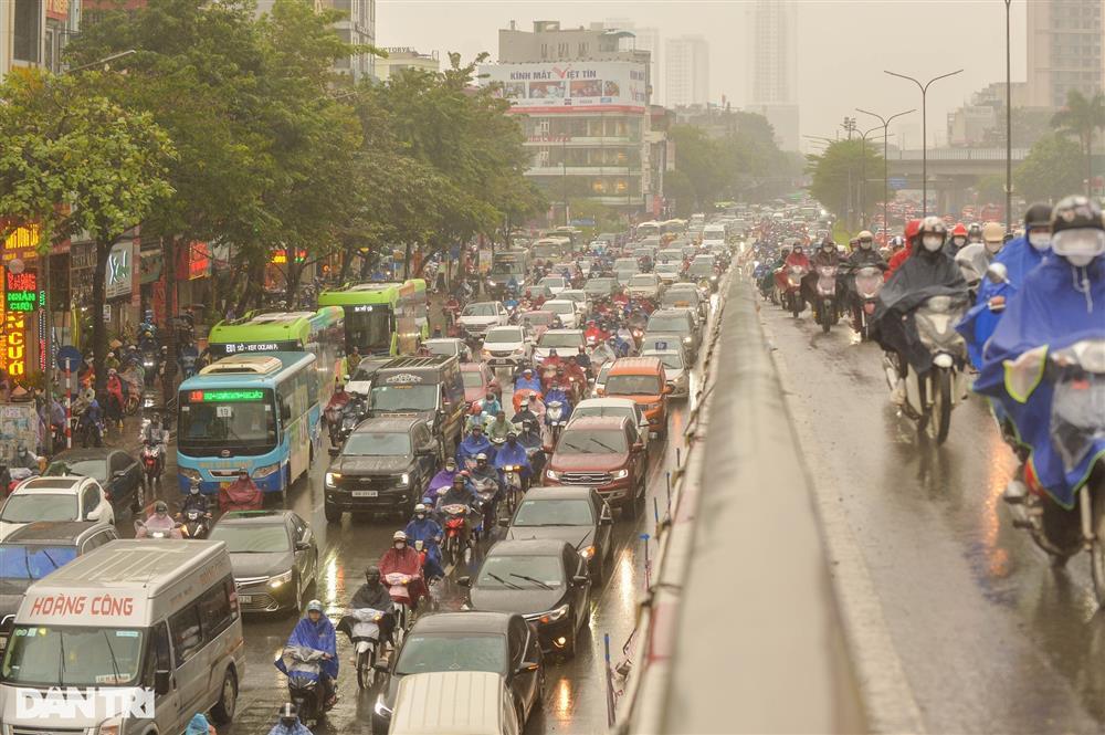 Người Hà Nội sáng nay hứng trọn mưa, rét, tắc đường-2