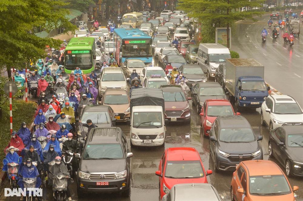 Người Hà Nội sáng nay hứng trọn mưa, rét, tắc đường-3