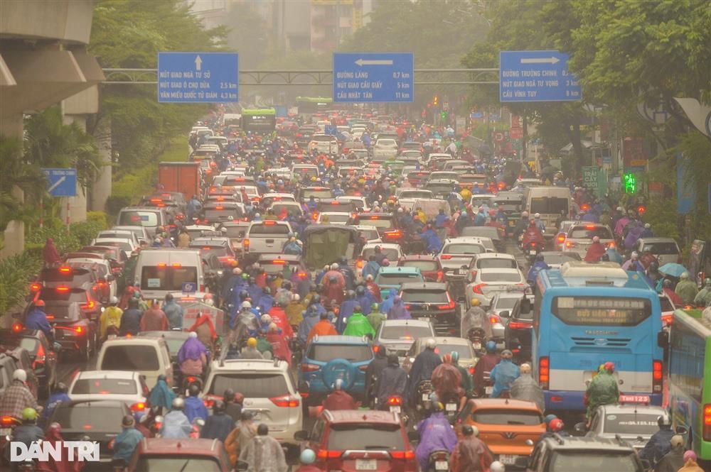 Người Hà Nội sáng nay hứng trọn mưa, rét, tắc đường-7