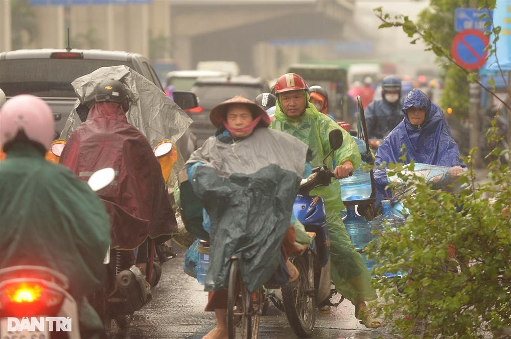 Người Hà Nội sáng nay hứng trọn mưa, rét, tắc đường-8