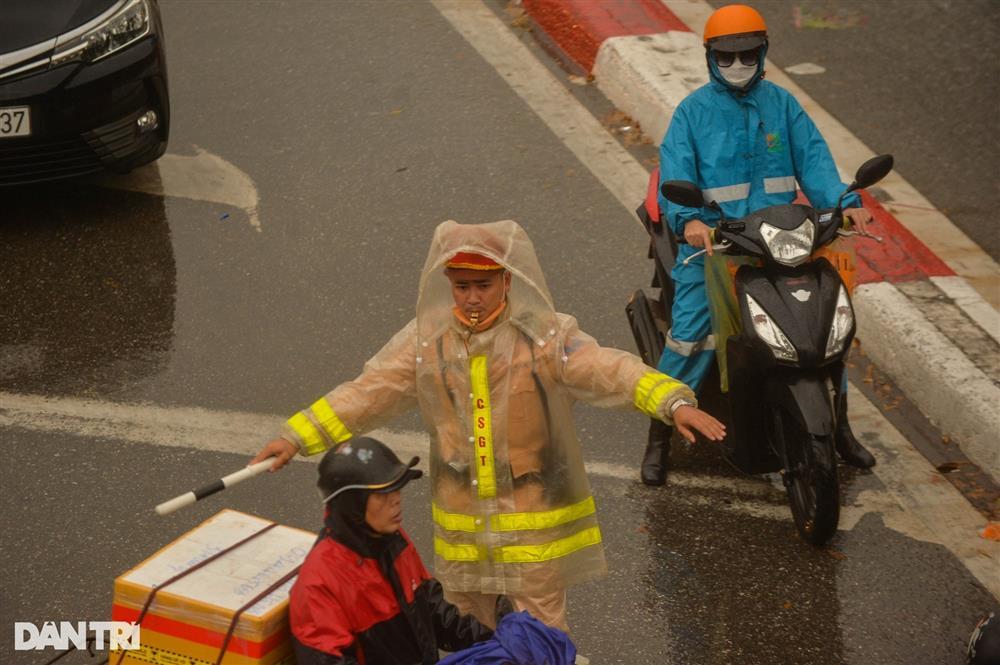 Người Hà Nội sáng nay hứng trọn mưa, rét, tắc đường-9