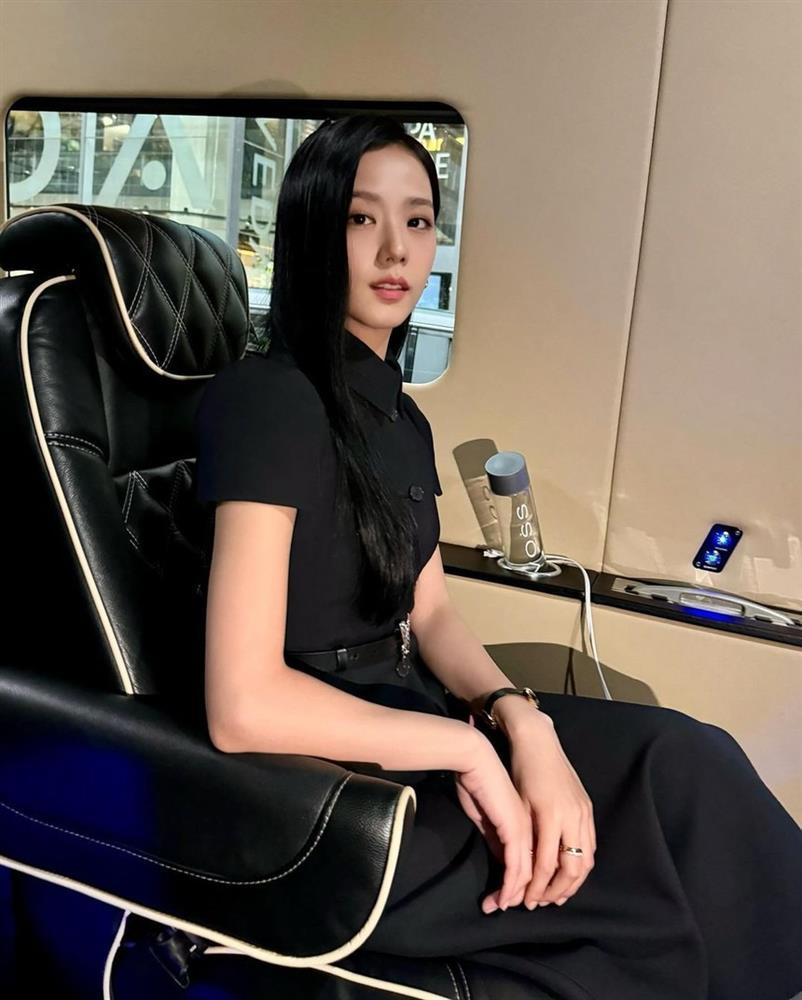 2 cháu gái Công nương Diana có động thái gây sốt dành cho Jisoo (BLACKPINK)-1