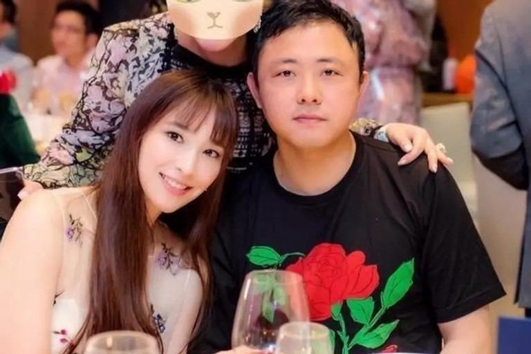 Siêu mẫu được thưởng 13.000 tỷ vì sinh con trai, khốn đốn vì người yêu vỡ nợ-1