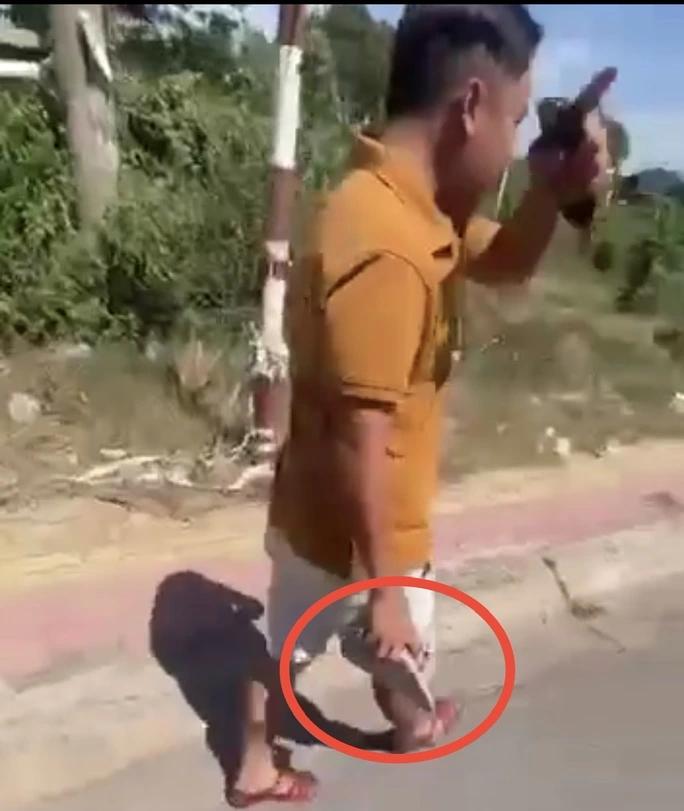 Đề xuất cho thôi làm CSGT đối với cán bộ cầm gạch xô xát với người dân-1