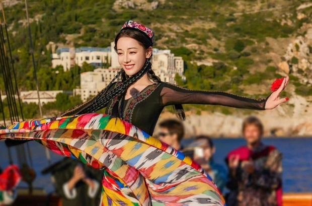 Chỉ một động tác ngả người, Địch Lệ Nhiệt Ba chiếm trọn spotlight-1