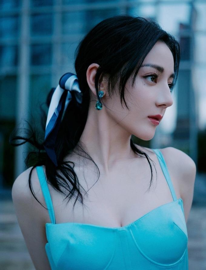 Chỉ một động tác ngả người, Địch Lệ Nhiệt Ba chiếm trọn spotlight-4