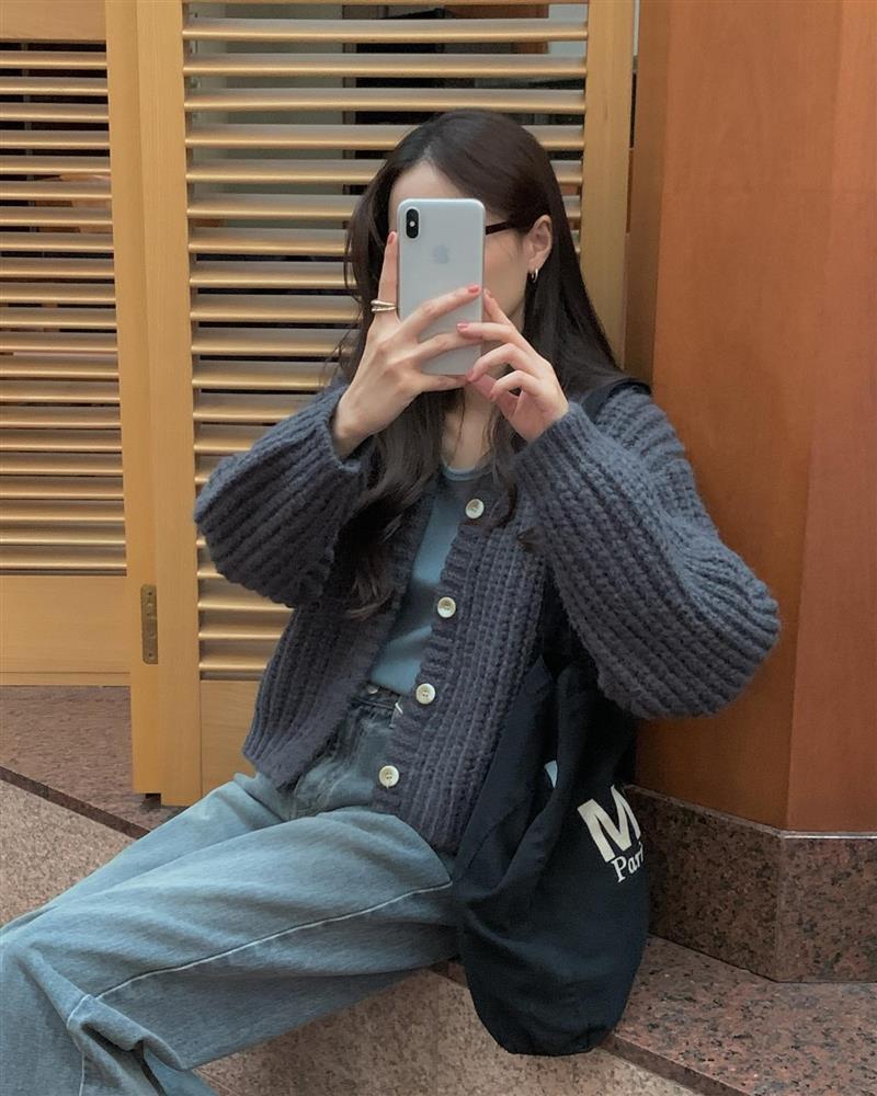 5 mẫu áo len giúp bạn xây dựng phong cách tối giản trẻ trung, chuẩn thanh lịch-2