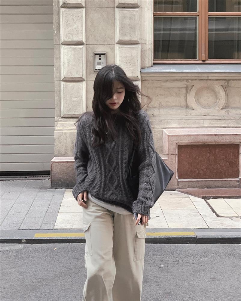 5 mẫu áo len giúp bạn xây dựng phong cách tối giản trẻ trung, chuẩn thanh lịch-4