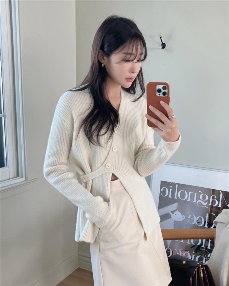 5 mẫu áo len giúp bạn xây dựng phong cách tối giản trẻ trung, chuẩn thanh lịch-5