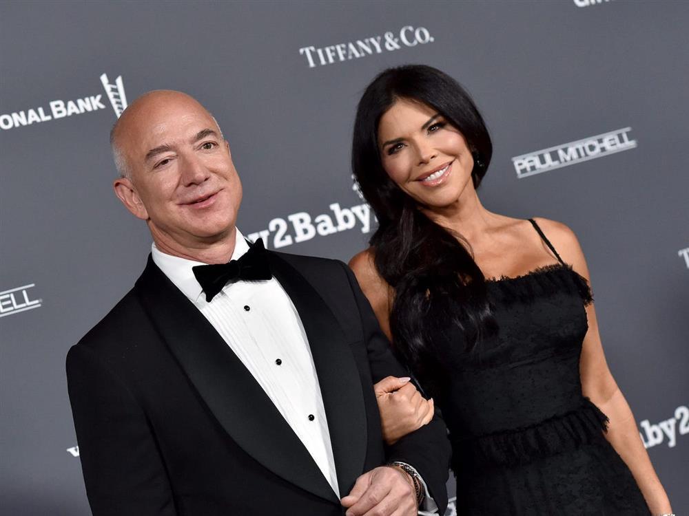 Sau chuyện tình sóng gió, mối quan hệ của tỷ phú Jeff Bezos và vợ sắp cưới U60 có 2 đời chồng và 3 con riêng hiện ra sao?-2
