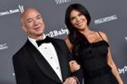 Sau chuyện tình sóng gió, mối quan hệ của tỷ phú Jeff Bezos và vợ sắp cưới U60 có 2 đời chồng và 3 con riêng hiện ra sao?