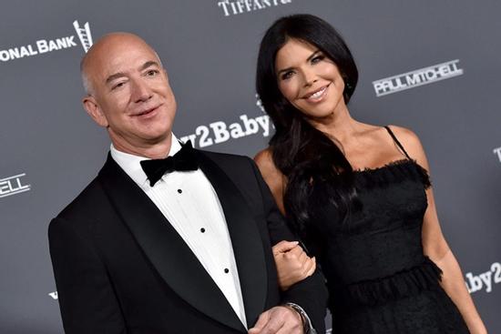 Sau chuyện tình sóng gió, mối quan hệ của tỷ phú Jeff Bezos và vợ sắp cưới U60 có 2 đời chồng và 3 con riêng hiện ra sao?