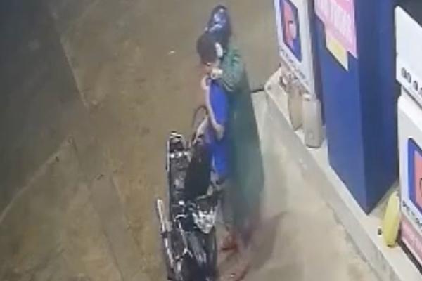 Bắt đối tượng dùng liềm kề vào cổ chủ cây xăng để cướp tiền-3