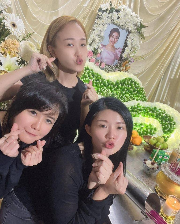 Nhóm nhạc bị chỉ trích vì chu môi, bắn tim rất lố tại tang lễ nữ nghệ sĩ trẻ-2