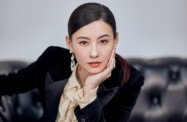 Trương Bá Chi gặp sự cố mắc kẹt nửa giờ trong thang máy-1