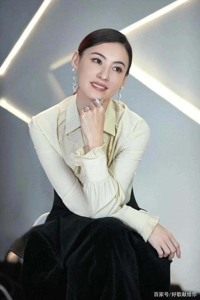 Trương Bá Chi gặp sự cố mắc kẹt nửa giờ trong thang máy-2