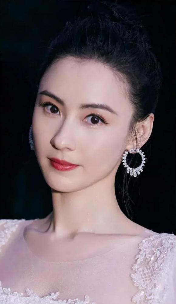 Trương Bá Chi gặp sự cố mắc kẹt nửa giờ trong thang máy-3